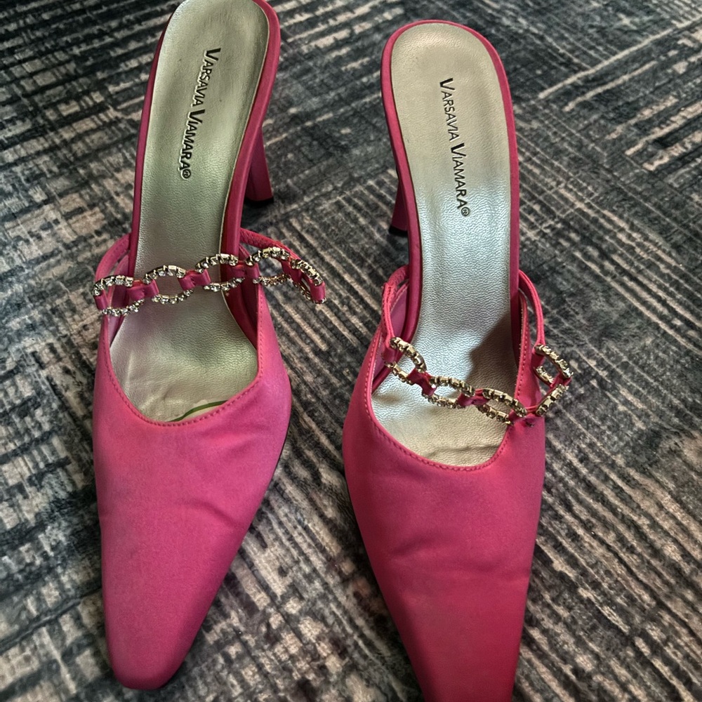 Varsavia Viamara Fuchsia Heels with Gold Chain